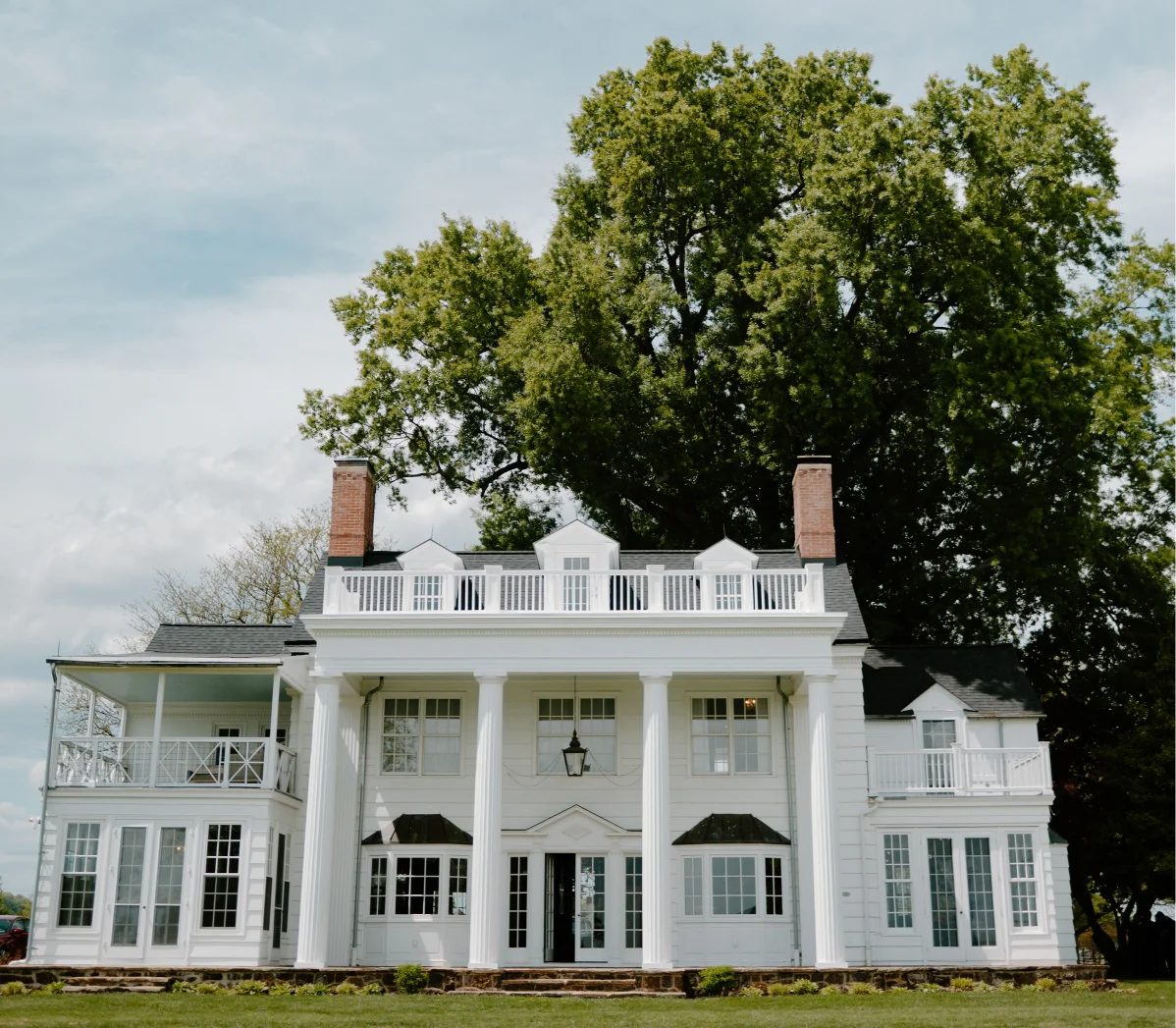 Bohemia Overlook Manor landscaped grounds